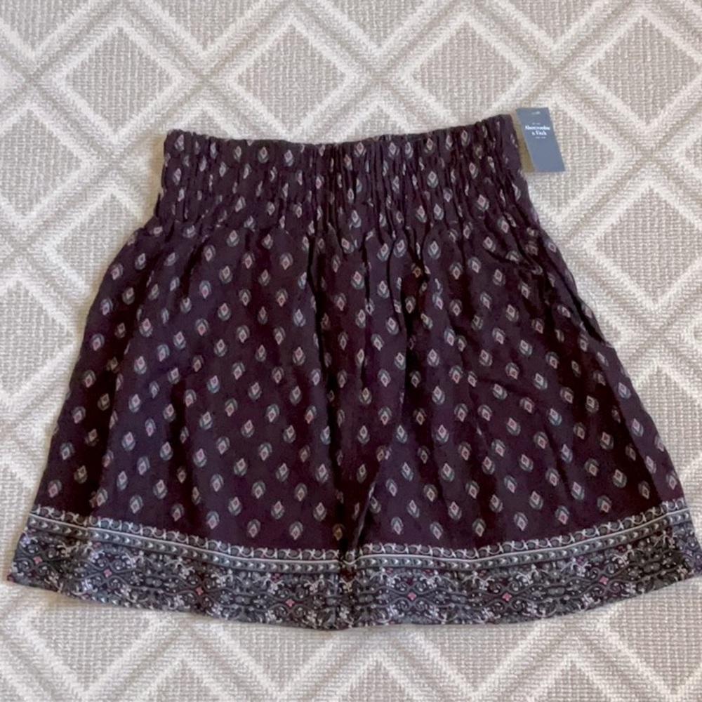 NWT Abercrombie and Fitch Womens short elastic skirt in maroon